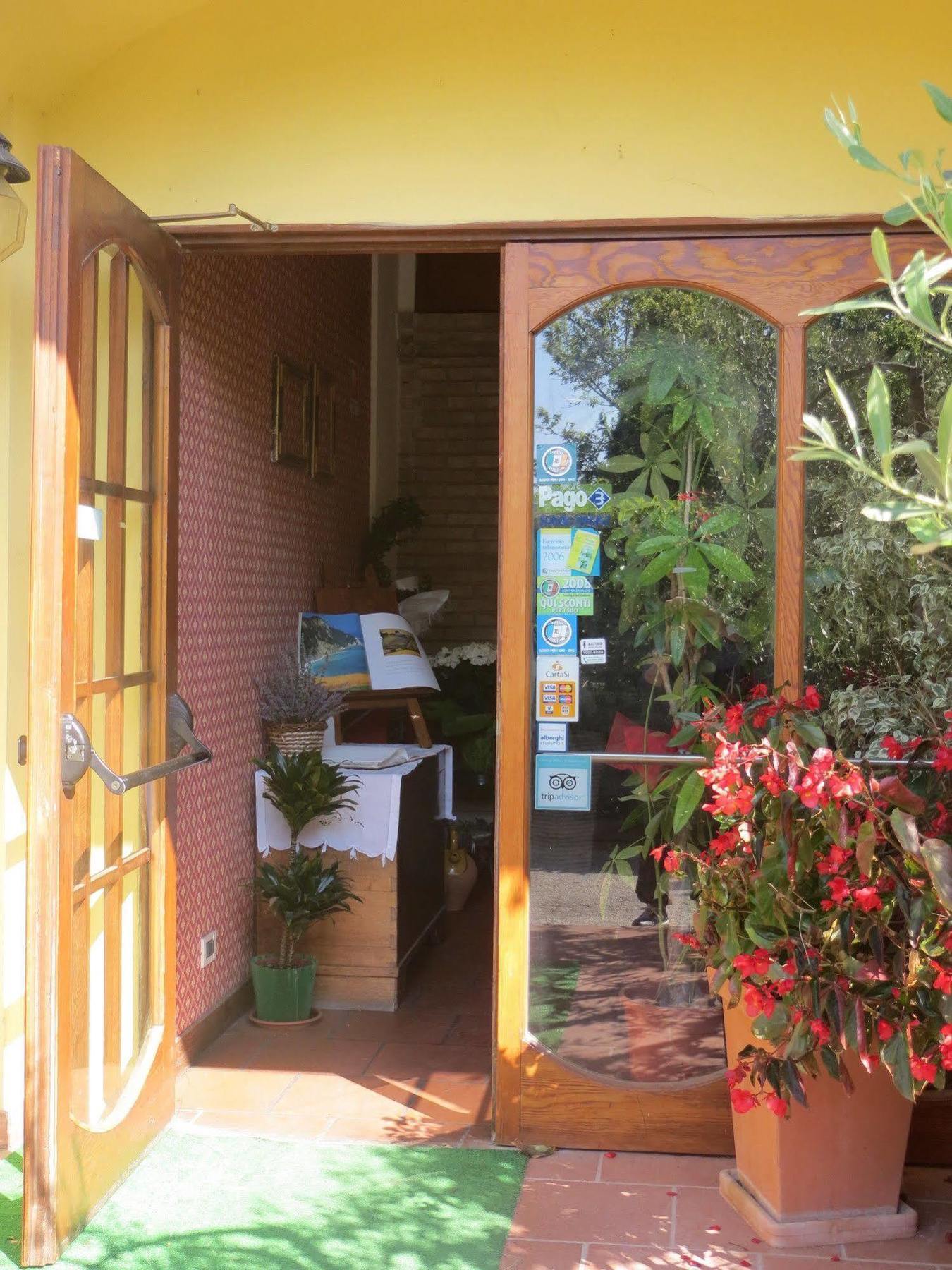 Hotel Girasole Civitanova Marche Exterior foto